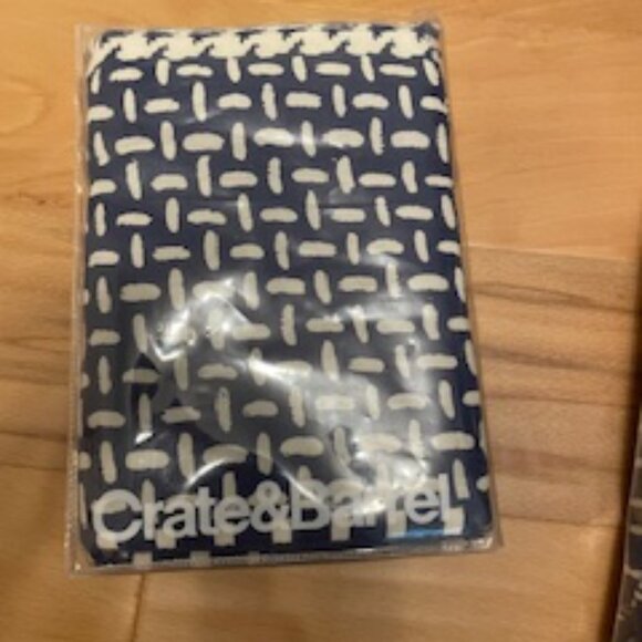 Crate and Barrel - set of 2 Standard  Shams AMAN Cotton Shams Navy/white - Picture 2 of 4